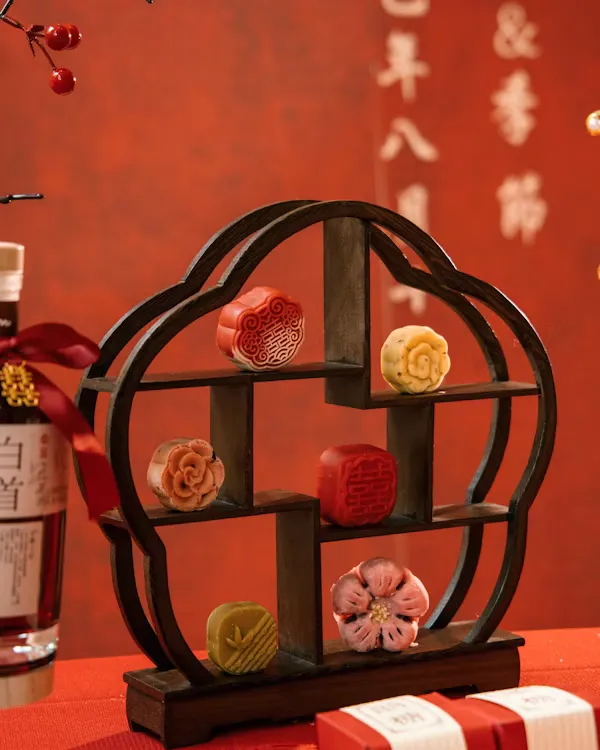 Classic Lotus Paste mooncake gift presentation